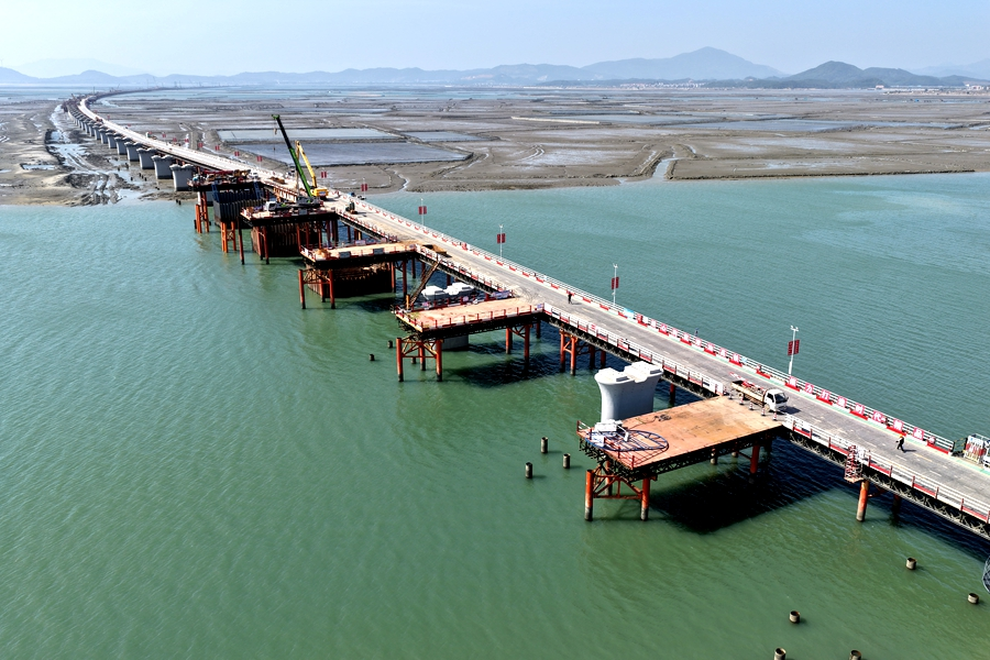 漳汕高鐵東山跨海特大橋建設現場。陸逸攝